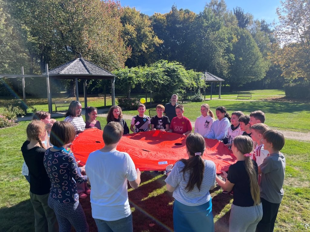 Kinder spielen "Fliegender Teppich"
